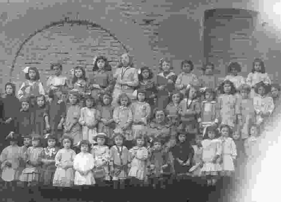 Niñas de la escuela de Tamariz, sobre el año
                  1920.