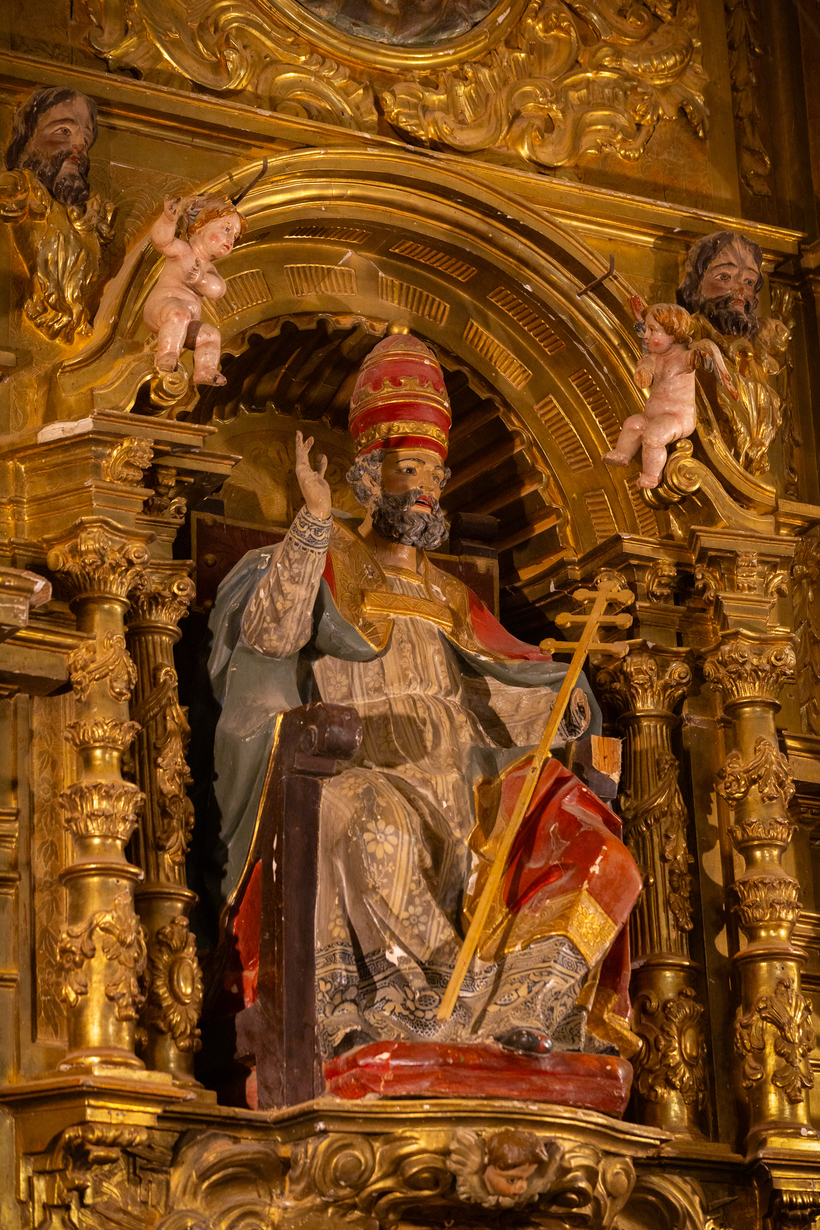 San Pedro, presidiendo el altar mayor