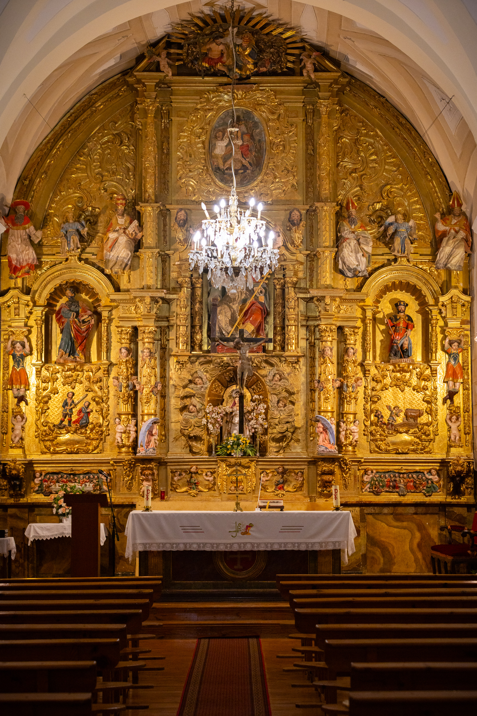 Vista del retablo mayor de la iglesia de San Pedro